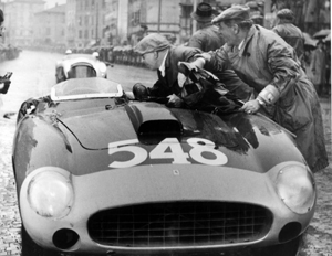 Mille Miglia 1956: l'arrivo vittorioso di Castellotti a Brescia